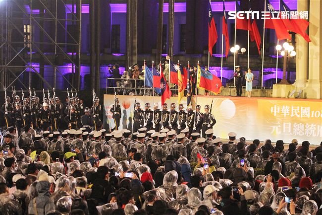 中華民國108年元旦升旗典禮三軍樂儀隊表演操槍。（記者邱榮吉/攝影）