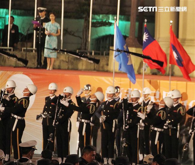 中華民國108年元旦升旗典禮三軍樂儀隊表演操槍。（記者邱榮吉/攝影）