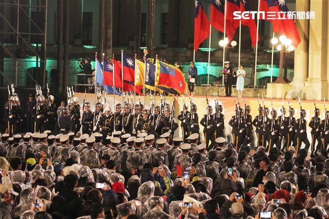 中華民國108年元旦升旗典禮三軍樂儀隊表演操槍。（記者邱榮吉/攝影）