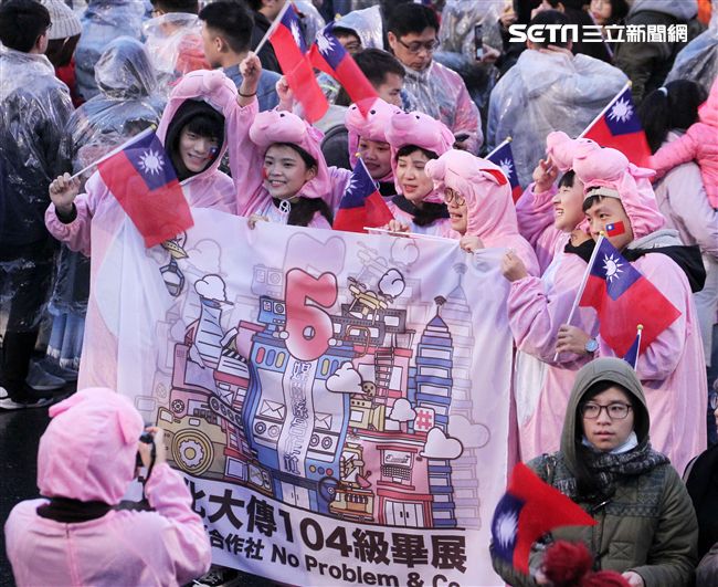 各校學生打扮不同造型參加中華民國108年元旦升旗典禮。（記者邱榮吉/攝影）