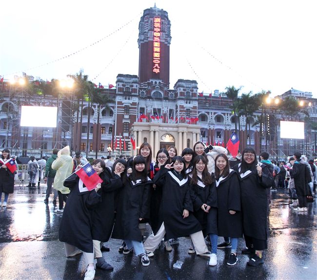 各校學生打扮不同造型參加中華民國108年元旦升旗典禮。（記者邱榮吉/攝影）