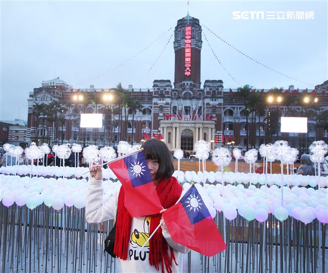 各校學生打扮不同造型參加中華民國108年元旦升旗典禮。（記者邱榮吉/攝影）