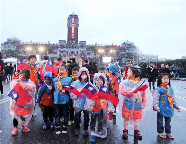 各校學生打扮不同造型參加中華民國108年元旦升旗典禮。（記者邱榮吉/攝影）