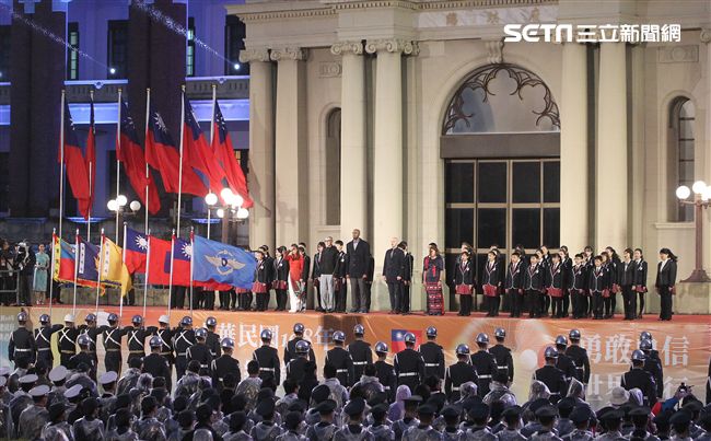 新住民代表在中華民國108年元旦升旗典禮唱國歌。（記者邱榮吉/攝影）