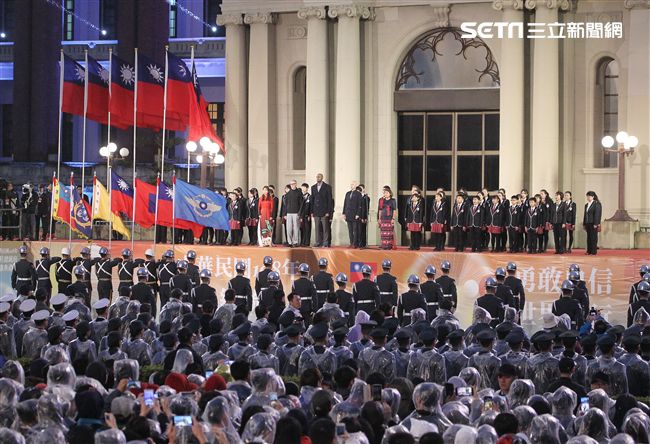 新住民代表在中華民國108年元旦升旗典禮唱國歌。（記者邱榮吉/攝影）