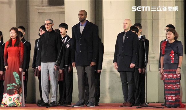 新住民代表在中華民國108年元旦升旗典禮唱國歌。（記者邱榮吉/攝影）