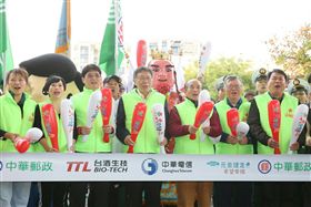 柯文哲出席2019年元旦健走活動與王金平、紀政同台,北市府提供