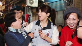 陳思宇出席商圈年終辦桌　與民眾熱絡互動無黨籍台北市立委補選參選人陳思宇（前左2）31日晚間出席迪化街商圈年終辦桌活動，與民眾熱絡互動搏感情。中央社記者吳翊寧攝　107年12月31日