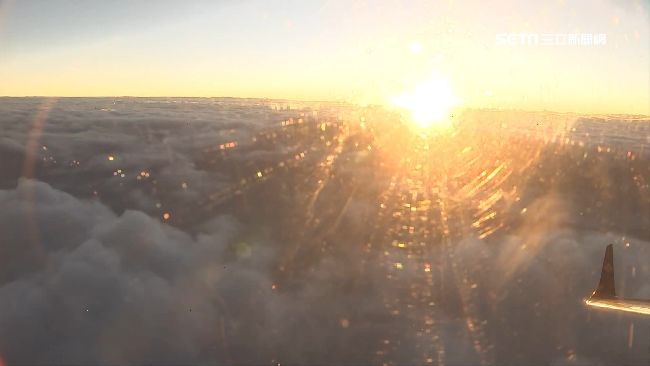 專機飛2萬英呎　迎今年第一道曙光！
