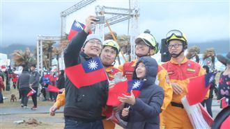 畫面美爆！F-16戰機空拍元旦曙光