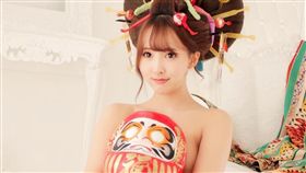 三上悠亞僅抱一顆還沒開光的達摩不倒翁遮胸。（圖／翻攝自三上悠亞IG）