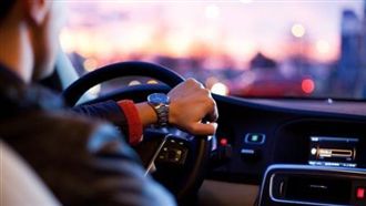 他紅燈看手機挨罰3000!1原因法官撤銷裁罰