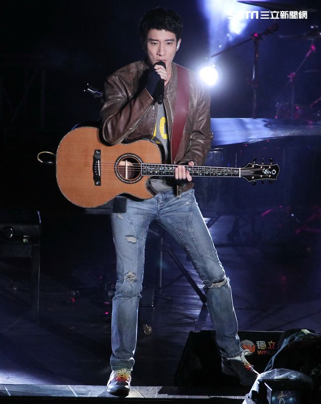 王力宏「福利秀」音樂會回到20年前個人第一場大型演唱會「繞著力宏轉｣所在地，唱爆大安森林公園，粉絲冒著細雨穿著雨衣坐在草皮上欣賞。（記者邱榮吉/攝影）