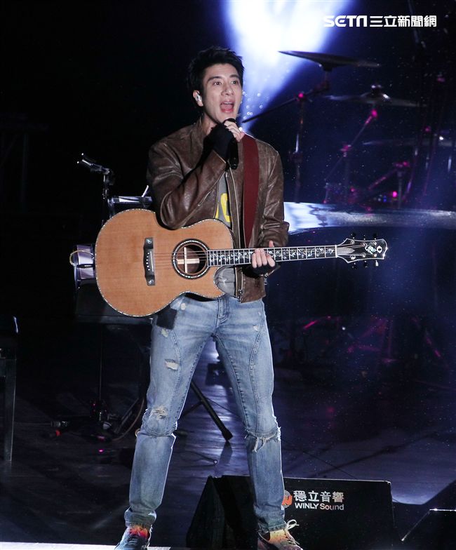 王力宏「福利秀」音樂會回到20年前個人第一場大型演唱會「繞著力宏轉｣所在地，唱爆大安森林公園，粉絲冒著細雨穿著雨衣坐在草皮上欣賞。（記者邱榮吉/攝影）