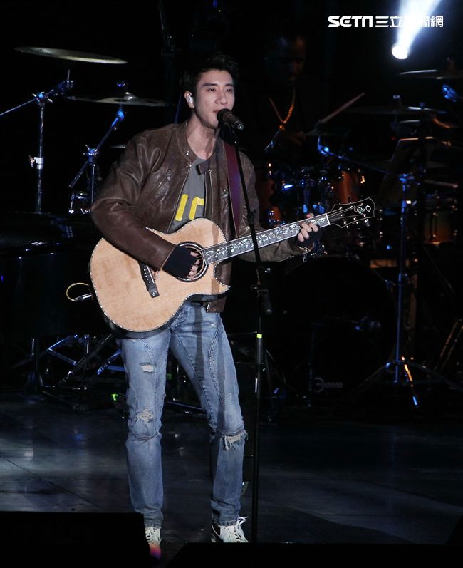 王力宏「福利秀」音樂會回到20年前個人第一場大型演唱會「繞著力宏轉｣所在地，唱爆大安森林公園，粉絲冒著細雨穿著雨衣坐在草皮上欣賞。（記者邱榮吉/攝影）