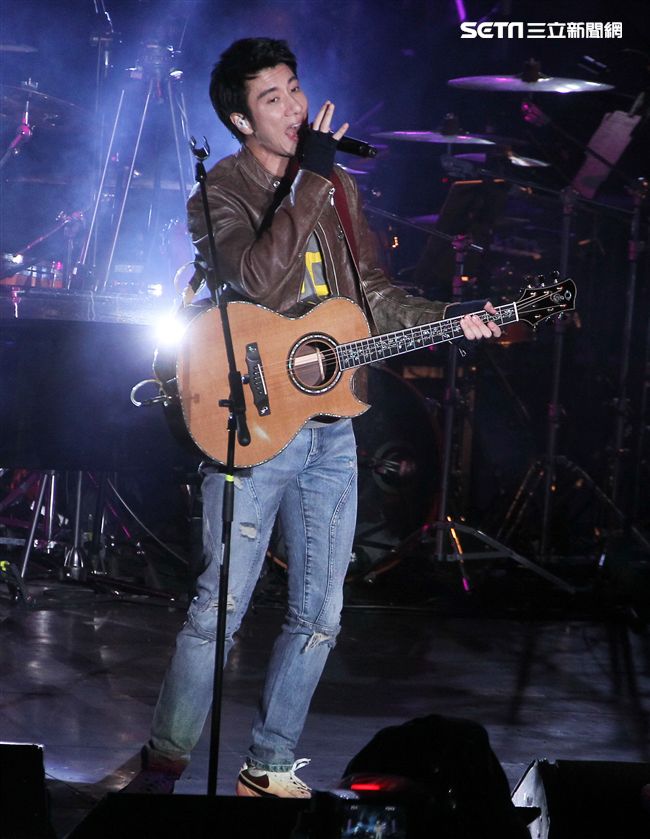 王力宏「福利秀」音樂會回到20年前個人第一場大型演唱會「繞著力宏轉｣所在地，唱爆大安森林公園，粉絲冒著細雨穿著雨衣坐在草皮上欣賞。（記者邱榮吉/攝影）