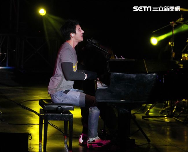 王力宏「福利秀」音樂會回到20年前個人第一場大型演唱會「繞著力宏轉｣所在地，唱爆大安森林公園，粉絲冒著細雨穿著雨衣坐在草皮上欣賞。（記者邱榮吉/攝影）