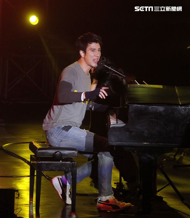 王力宏「福利秀」音樂會回到20年前個人第一場大型演唱會「繞著力宏轉｣所在地，唱爆大安森林公園，粉絲冒著細雨穿著雨衣坐在草皮上欣賞。（記者邱榮吉/攝影）