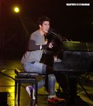 王力宏「福利秀」音樂會回到20年前個人第一場大型演唱會「繞著力宏轉｣所在地，唱爆大安森林公園，粉絲冒著細雨穿著雨衣坐在草皮上欣賞。（記者邱榮吉/攝影）