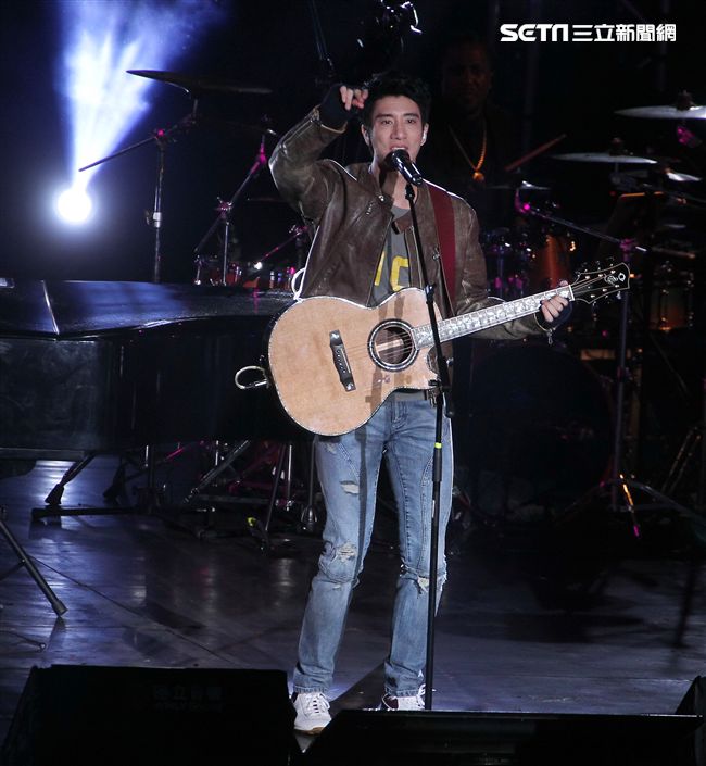 王力宏「福利秀」音樂會回到20年前個人第一場大型演唱會「繞著力宏轉｣所在地，唱爆大安森林公園，粉絲冒著細雨穿著雨衣坐在草皮上欣賞。（記者邱榮吉/攝影）