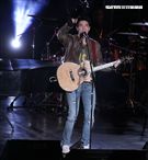 王力宏「福利秀」音樂會回到20年前個人第一場大型演唱會「繞著力宏轉｣所在地，唱爆大安森林公園，粉絲冒著細雨穿著雨衣坐在草皮上欣賞。（記者邱榮吉/攝影）