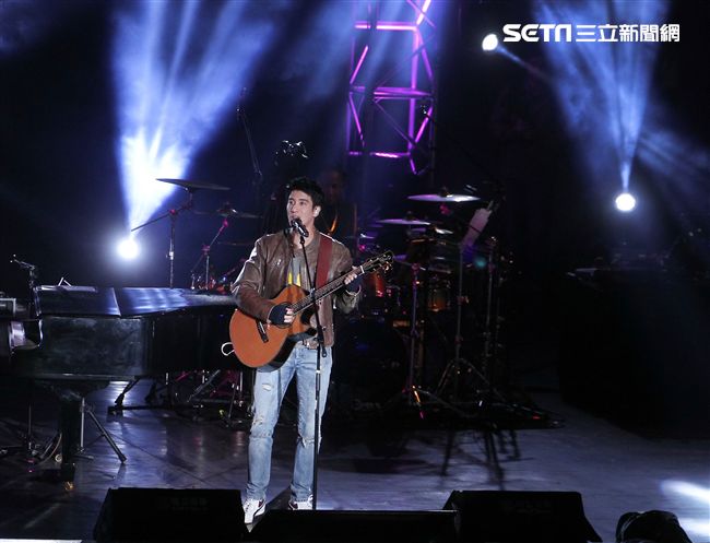 王力宏「福利秀」音樂會回到20年前個人第一場大型演唱會「繞著力宏轉｣所在地，唱爆大安森林公園，粉絲冒著細雨穿著雨衣坐在草皮上欣賞。（記者邱榮吉/攝影）