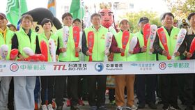 柯文哲出席2019年元旦健走活動與王金平、紀政同台,北市府提供