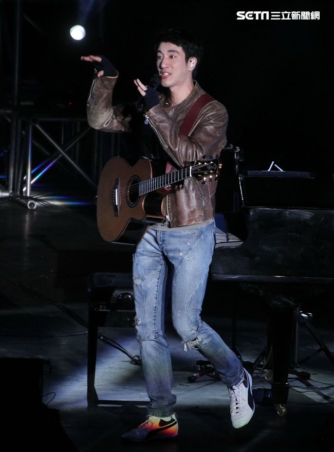 王力宏「福利秀」音樂會回到20年前個人第一場大型演唱會「繞著力宏轉｣所在地，唱爆大安森林公園，粉絲冒著細雨穿著雨衣坐在草皮上欣賞。（記者邱榮吉/攝影）