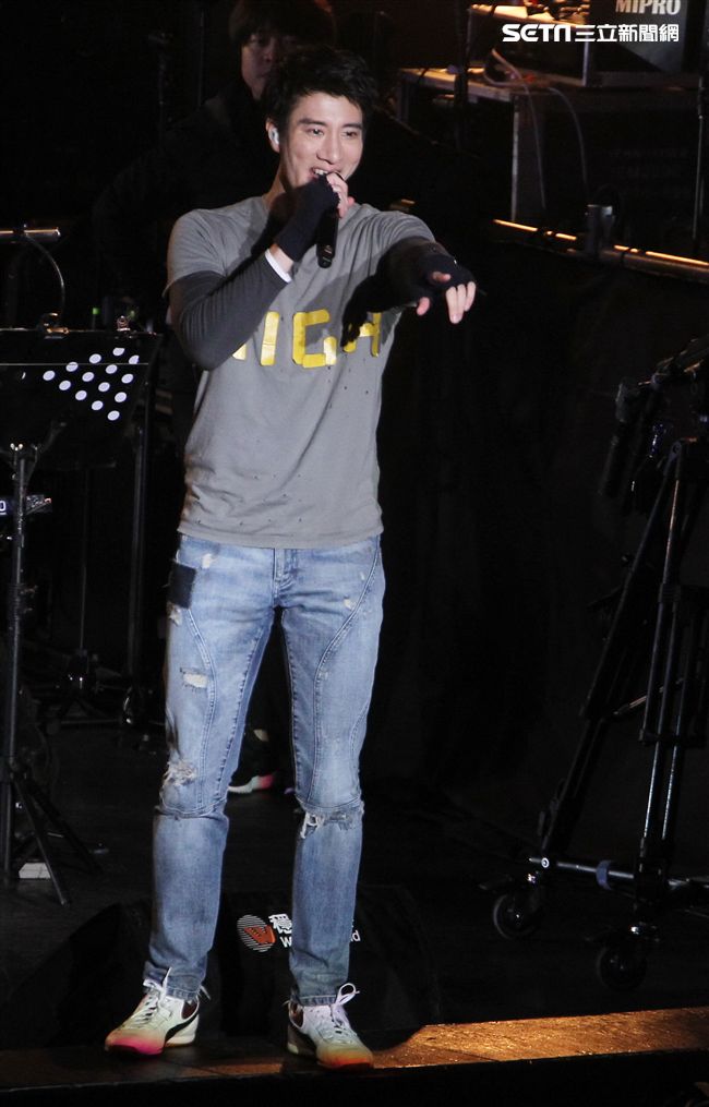 王力宏「福利秀」音樂會回到20年前個人第一場大型演唱會「繞著力宏轉｣所在地，唱爆大安森林公園，粉絲冒著細雨穿著雨衣坐在草皮上欣賞。（記者邱榮吉/攝影）