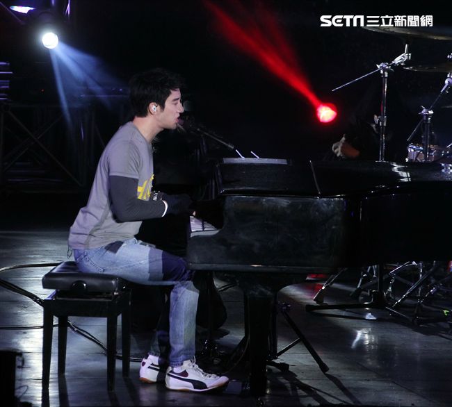 王力宏「福利秀」音樂會回到20年前個人第一場大型演唱會「繞著力宏轉｣所在地，唱爆大安森林公園，粉絲冒著細雨穿著雨衣坐在草皮上欣賞。（記者邱榮吉/攝影）