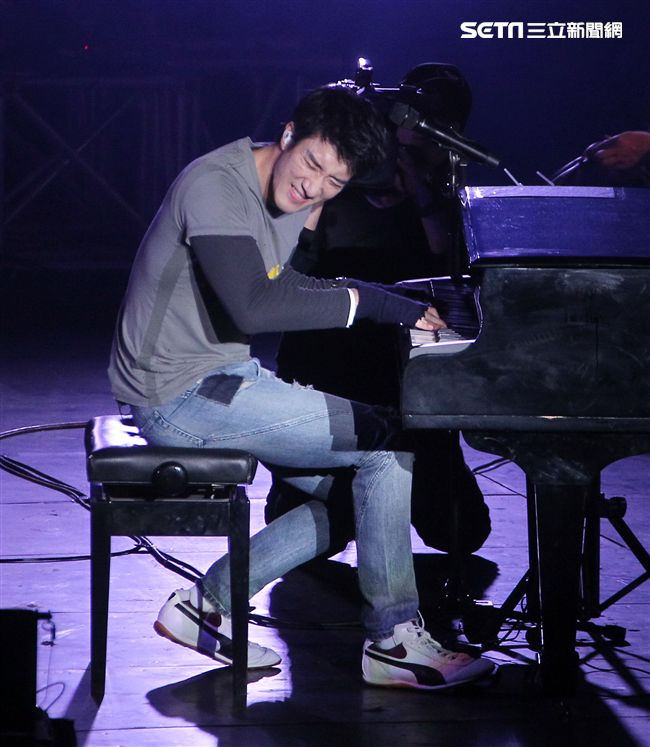 王力宏「福利秀」音樂會回到20年前個人第一場大型演唱會「繞著力宏轉｣所在地，唱爆大安森林公園，粉絲冒著細雨穿著雨衣坐在草皮上欣賞。（記者邱榮吉/攝影）