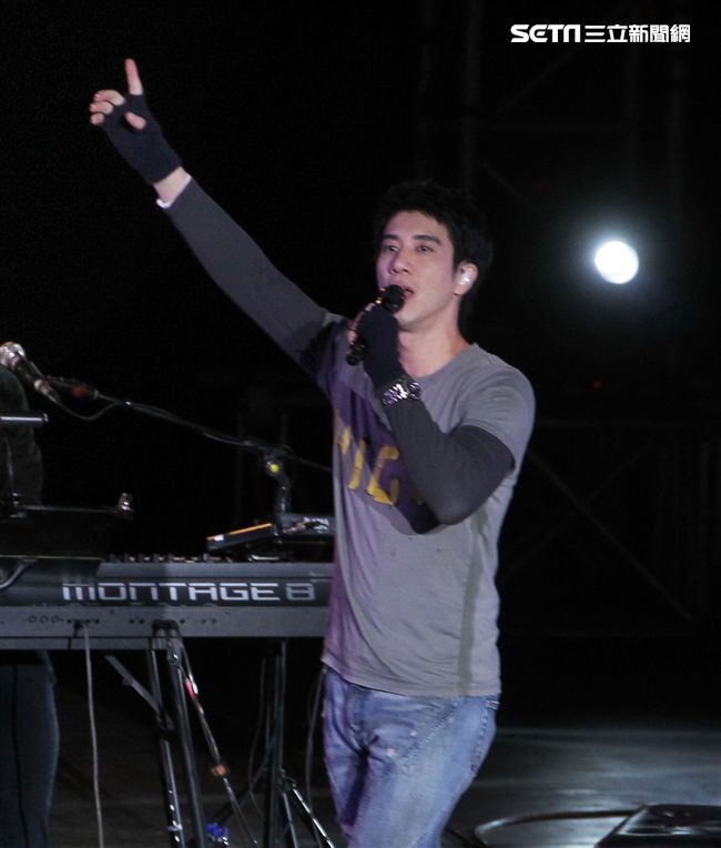 王力宏「福利秀」音樂會回到20年前個人第一場大型演唱會「繞著力宏轉｣所在地，唱爆大安森林公園，粉絲冒著細雨穿著雨衣坐在草皮上欣賞。（記者邱榮吉/攝影）