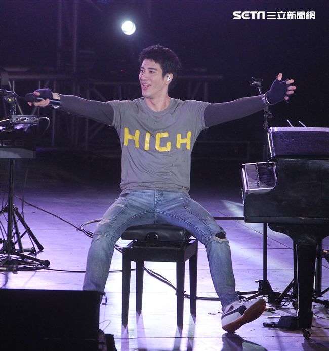 王力宏「福利秀」音樂會回到20年前個人第一場大型演唱會「繞著力宏轉｣所在地，唱爆大安森林公園，粉絲冒著細雨穿著雨衣坐在草皮上欣賞。（記者邱榮吉/攝影）