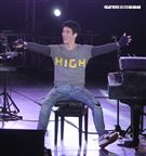 王力宏「福利秀」音樂會回到20年前個人第一場大型演唱會「繞著力宏轉｣所在地，唱爆大安森林公園，粉絲冒著細雨穿著雨衣坐在草皮上欣賞。（記者邱榮吉/攝影）