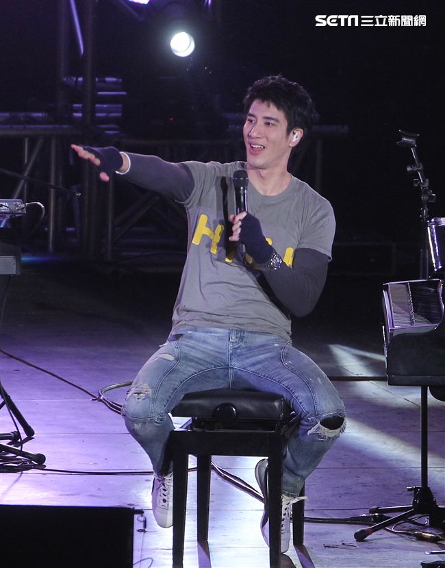 王力宏「福利秀」音樂會回到20年前個人第一場大型演唱會「繞著力宏轉｣所在地，唱爆大安森林公園，粉絲冒著細雨穿著雨衣坐在草皮上欣賞。（記者邱榮吉/攝影）