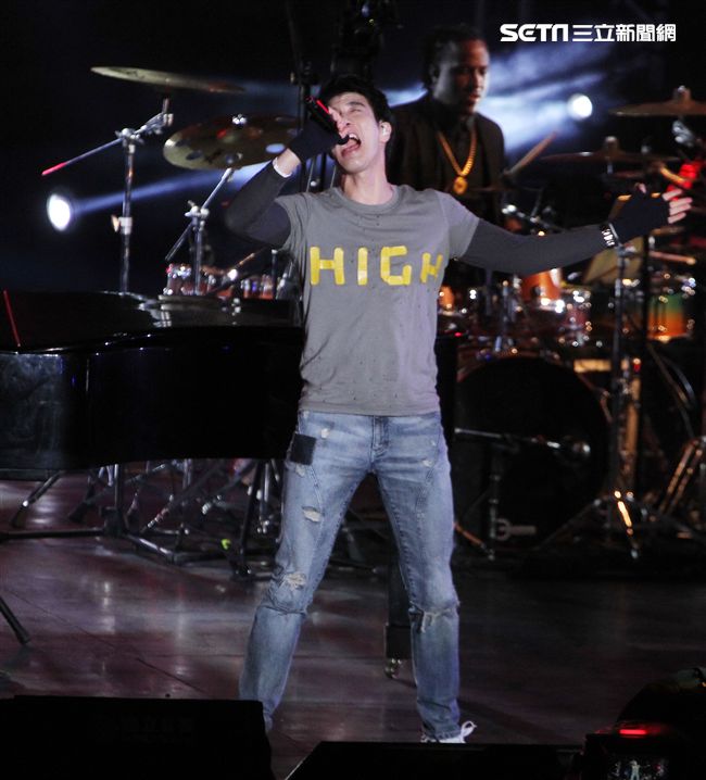 王力宏「福利秀」音樂會回到20年前個人第一場大型演唱會「繞著力宏轉｣所在地，唱爆大安森林公園，粉絲冒著細雨穿著雨衣坐在草皮上欣賞。（記者邱榮吉/攝影）