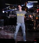 王力宏「福利秀」音樂會回到20年前個人第一場大型演唱會「繞著力宏轉｣所在地，唱爆大安森林公園，粉絲冒著細雨穿著雨衣坐在草皮上欣賞。（記者邱榮吉/攝影）