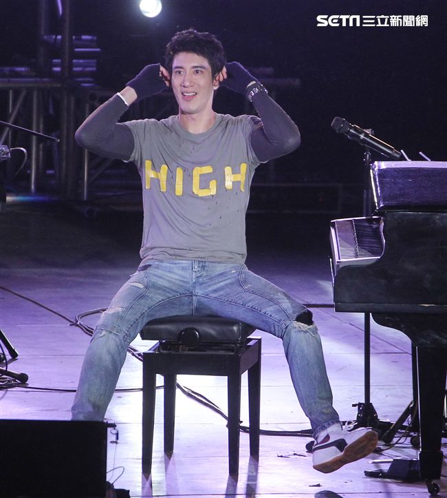 王力宏「福利秀」音樂會回到20年前個人第一場大型演唱會「繞著力宏轉｣所在地，唱爆大安森林公園，粉絲冒著細雨穿著雨衣坐在草皮上欣賞。（記者邱榮吉/攝影）