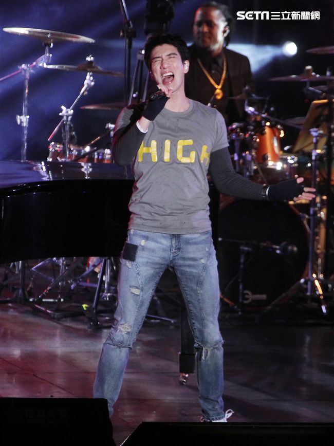 王力宏「福利秀」音樂會回到20年前個人第一場大型演唱會「繞著力宏轉｣所在地，唱爆大安森林公園，粉絲冒著細雨穿著雨衣坐在草皮上欣賞。（記者邱榮吉/攝影）