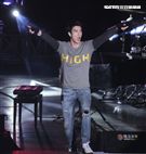 王力宏「福利秀」音樂會回到20年前個人第一場大型演唱會「繞著力宏轉｣所在地，唱爆大安森林公園，粉絲冒著細雨穿著雨衣坐在草皮上欣賞。（記者邱榮吉/攝影）