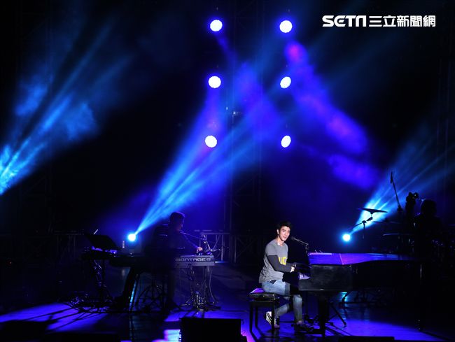 王力宏「福利秀」音樂會回到20年前個人第一場大型演唱會「繞著力宏轉｣所在地，唱爆大安森林公園，粉絲冒著細雨穿著雨衣坐在草皮上欣賞。（記者邱榮吉/攝影）