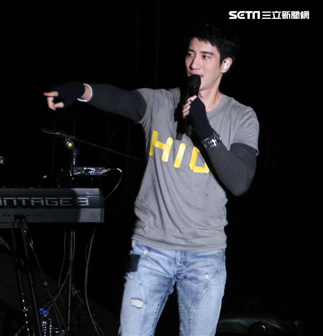 王力宏「福利秀」音樂會回到20年前個人第一場大型演唱會「繞著力宏轉｣所在地，唱爆大安森林公園，粉絲冒著細雨穿著雨衣坐在草皮上欣賞。（記者邱榮吉/攝影）