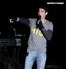 王力宏「福利秀」音樂會回到20年前個人第一場大型演唱會「繞著力宏轉｣所在地，唱爆大安森林公園，粉絲冒著細雨穿著雨衣坐在草皮上欣賞。（記者邱榮吉/攝影）