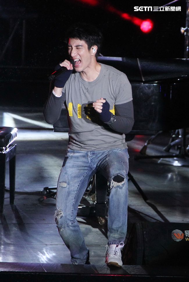 王力宏「福利秀」音樂會回到20年前個人第一場大型演唱會「繞著力宏轉｣所在地，唱爆大安森林公園，粉絲冒著細雨穿著雨衣坐在草皮上欣賞。（記者邱榮吉/攝影）