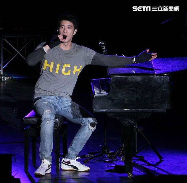 王力宏「福利秀」音樂會回到20年前個人第一場大型演唱會「繞著力宏轉｣所在地，唱爆大安森林公園，粉絲冒著細雨穿著雨衣坐在草皮上欣賞。（記者邱榮吉/攝影）