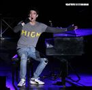 王力宏「福利秀」音樂會回到20年前個人第一場大型演唱會「繞著力宏轉｣所在地，唱爆大安森林公園，粉絲冒著細雨穿著雨衣坐在草皮上欣賞。（記者邱榮吉/攝影）