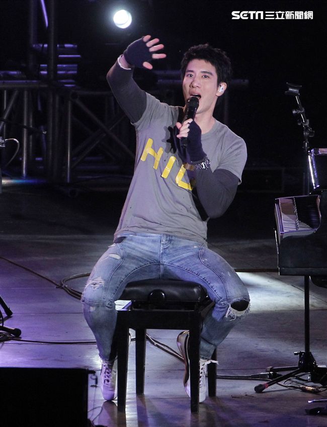 王力宏「福利秀」音樂會回到20年前個人第一場大型演唱會「繞著力宏轉｣所在地，唱爆大安森林公園，粉絲冒著細雨穿著雨衣坐在草皮上欣賞。（記者邱榮吉/攝影）