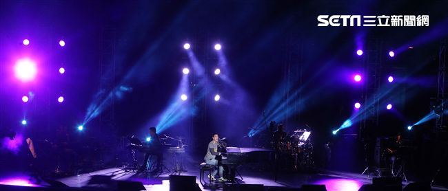 王力宏「福利秀」音樂會回到20年前個人第一場大型演唱會「繞著力宏轉｣所在地，唱爆大安森林公園，粉絲冒著細雨穿著雨衣坐在草皮上欣賞。（記者邱榮吉/攝影）