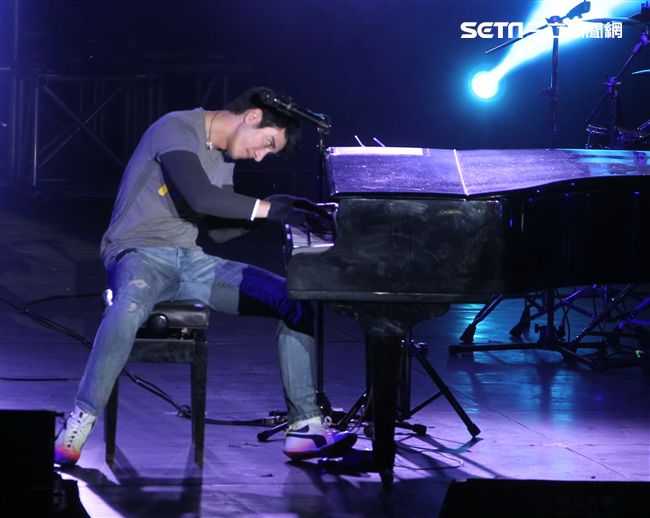 王力宏「福利秀」音樂會回到20年前個人第一場大型演唱會「繞著力宏轉｣所在地，唱爆大安森林公園，粉絲冒著細雨穿著雨衣坐在草皮上欣賞。（記者邱榮吉/攝影）