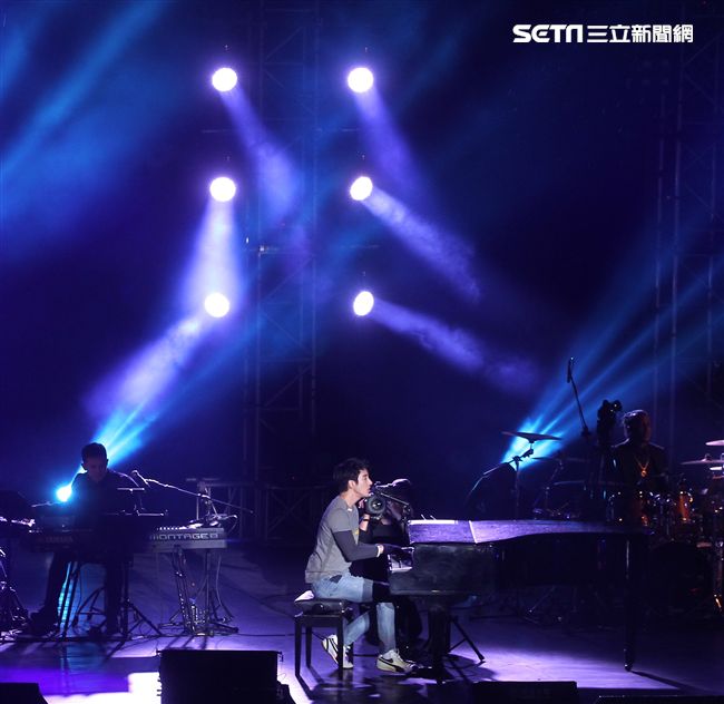 王力宏「福利秀」音樂會回到20年前個人第一場大型演唱會「繞著力宏轉｣所在地，唱爆大安森林公園，粉絲冒著細雨穿著雨衣坐在草皮上欣賞。（記者邱榮吉/攝影）